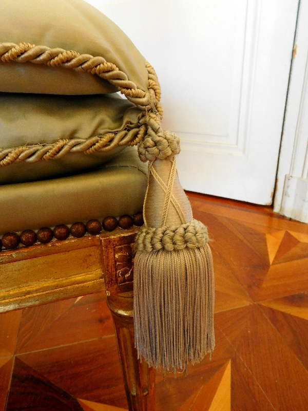 Tabouret en bois doré d'époque Louis XVI coussin de satin