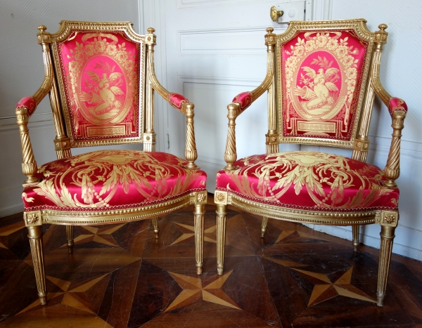 Mobilier de salon Louis XVI en bois doré, damas de soie rouge et or - 4 fauteuils et 1 canapé