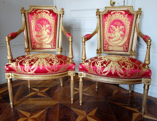 Mobilier de salon Louis XVI en bois doré, damas de soie rouge et or - 4 fauteuils et 1 canapé