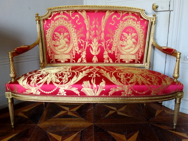 Mobilier de salon Louis XVI en bois doré, damas de soie rouge et or - 4 fauteuils et 1 canapé