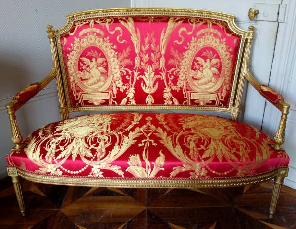 Mobilier de salon Louis XVI en bois doré, damas de soie rouge et or - 4 fauteuils et 1 canapé