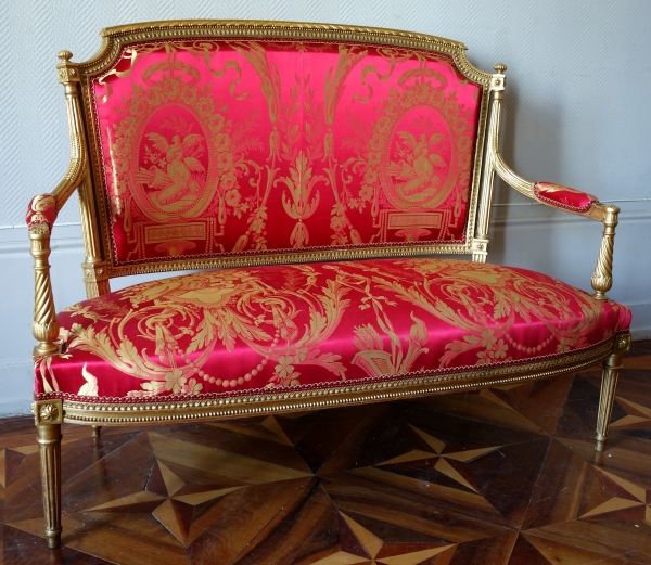 Mobilier de salon Louis XVI en bois doré, damas de soie rouge et or - 4 fauteuils et 1 canapé