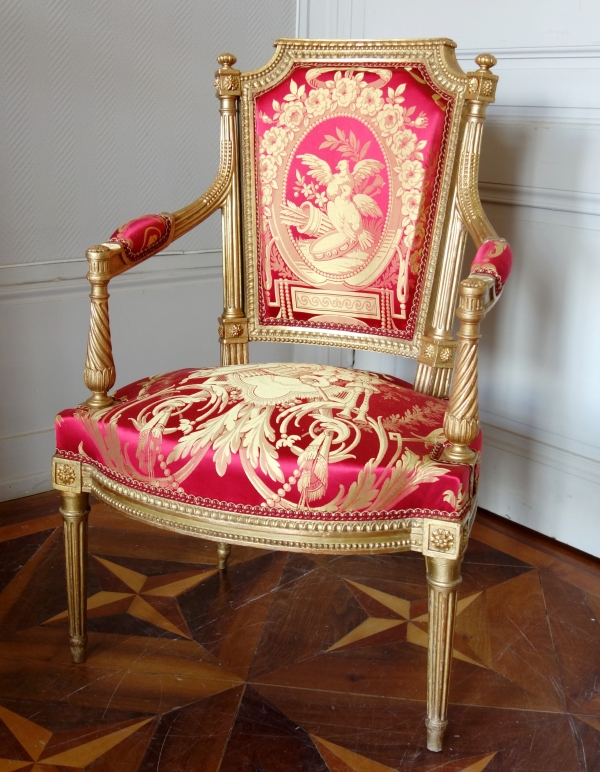 Mobilier de salon Louis XVI en bois doré, damas de soie rouge et or - 4 fauteuils et 1 canapé