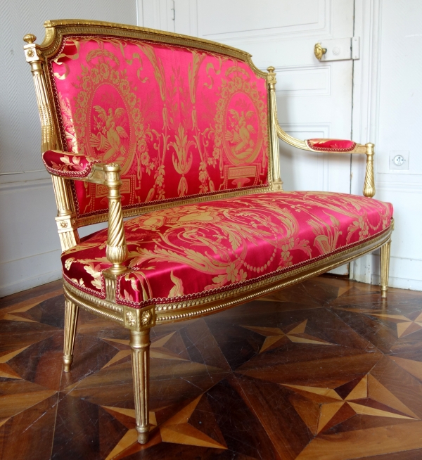 Mobilier de salon Louis XVI en bois doré, damas de soie rouge et or - 4 fauteuils et 1 canapé