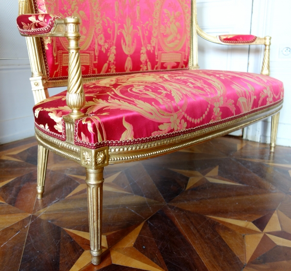 Mobilier de salon Louis XVI en bois doré, damas de soie rouge et or - 4 fauteuils et 1 canapé