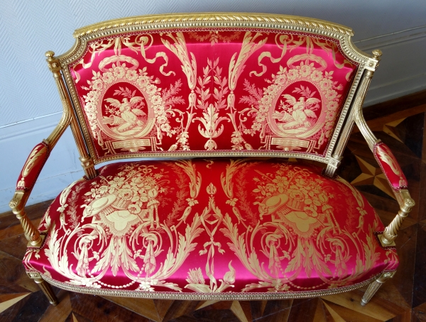 Mobilier de salon Louis XVI en bois doré, damas de soie rouge et or - 4 fauteuils et 1 canapé