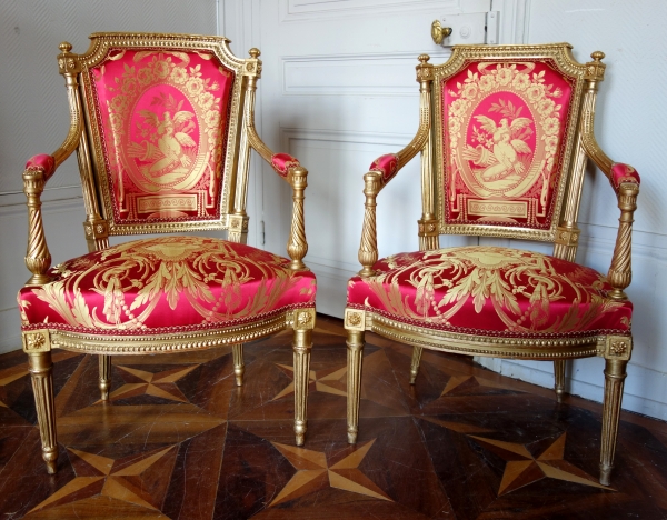 Mobilier de salon Louis XVI en bois doré, damas de soie rouge et or - 4 fauteuils et 1 canapé