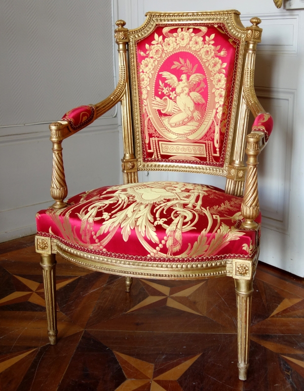 Mobilier de salon Louis XVI en bois doré, damas de soie rouge et or - 4 fauteuils et 1 canapé