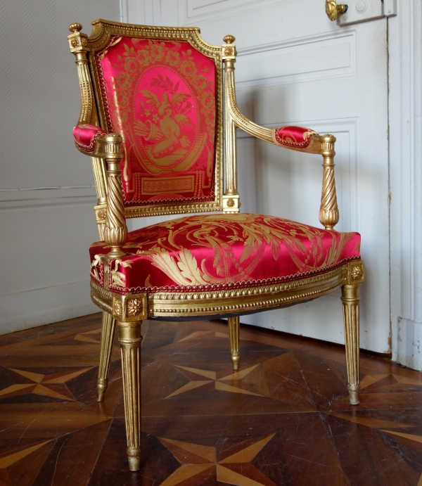 Mobilier de salon Louis XVI en bois doré, damas de soie rouge et or - 4 fauteuils et 1 canapé