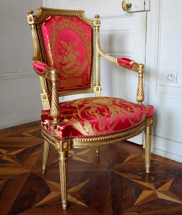 Mobilier de salon Louis XVI en bois doré, damas de soie rouge et or - 4 fauteuils et 1 canapé