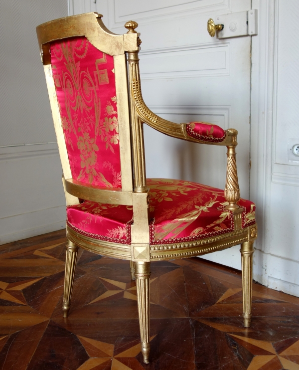 Mobilier de salon Louis XVI en bois doré, damas de soie rouge et or - 4 fauteuils et 1 canapé