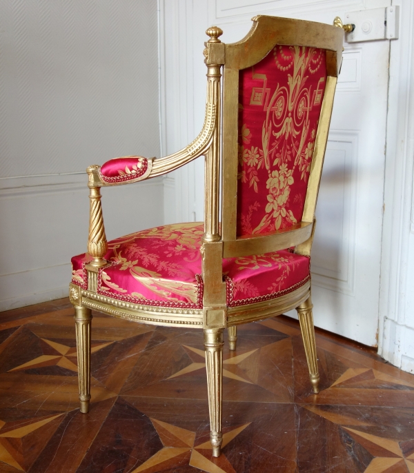 Mobilier de salon Louis XVI en bois doré, damas de soie rouge et or - 4 fauteuils et 1 canapé