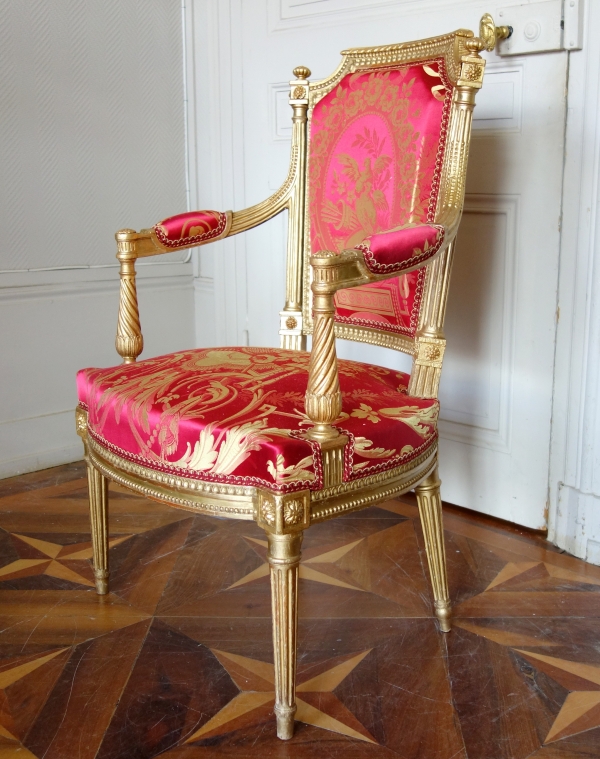 Mobilier de salon Louis XVI en bois doré, damas de soie rouge et or - 4 fauteuils et 1 canapé