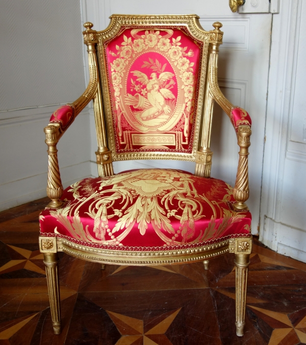 Mobilier de salon Louis XVI en bois doré, damas de soie rouge et or - 4 fauteuils et 1 canapé