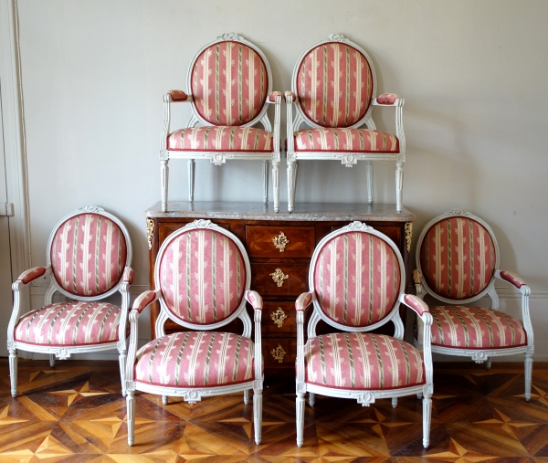 Mobilier de salon : 6 fauteuils à la Reine d'époque Louis XVI à dossier médaillon 