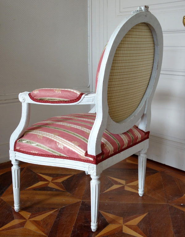 Mobilier de salon : 6 fauteuils à la Reine d'époque Louis XVI à dossier médaillon 