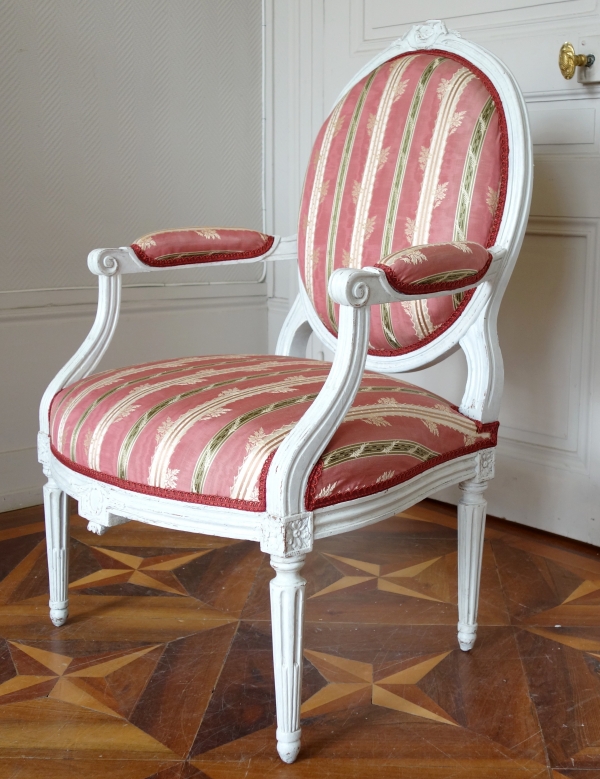 Mobilier de salon : 6 fauteuils à la Reine d'époque Louis XVI à dossier médaillon 