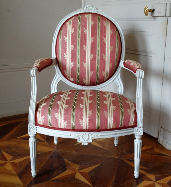 Mobilier de salon : 6 fauteuils à la Reine d'époque Louis XVI à dossier médaillon 