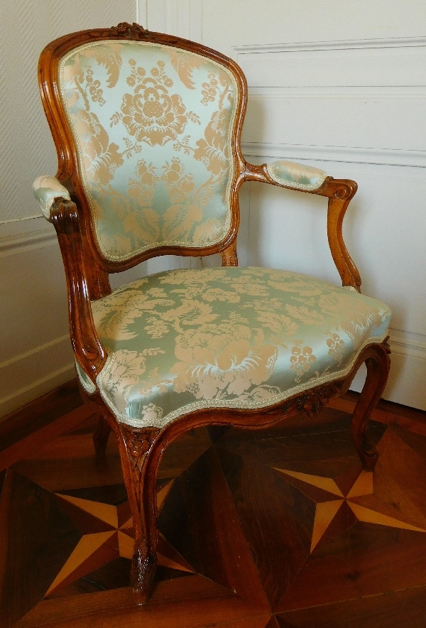 Paire de fauteuils cabriolet d'époque Louis XV en noyer, travail Lyonnais du XVIIIe siècle