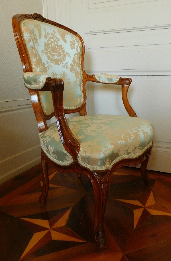 Paire de fauteuils cabriolet d'époque Louis XV en noyer, travail Lyonnais du XVIIIe siècle