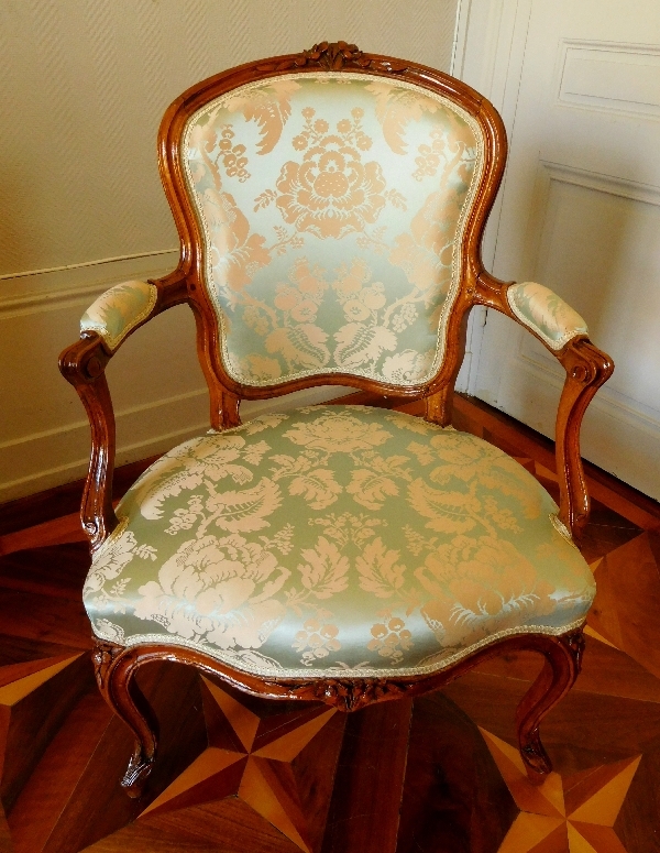 Paire de fauteuils cabriolet d'époque Louis XV en noyer, travail Lyonnais du XVIIIe siècle