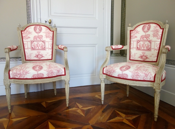 Paire de fauteuils cabriolets d'époque Louis XVI, toile de Jouy rose-rouge