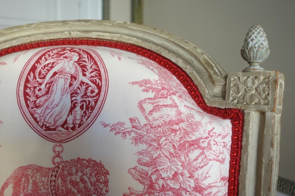 Paire de fauteuils cabriolets d'époque Louis XVI, toile de Jouy rose-rouge
