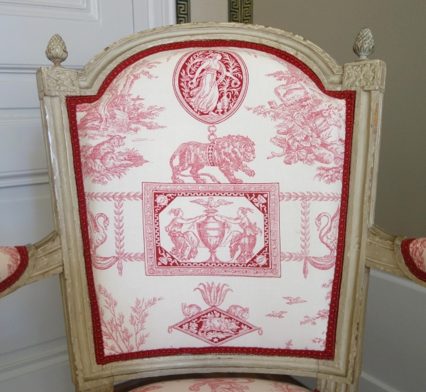 Paire de fauteuils cabriolets d'époque Louis XVI, toile de Jouy rose-rouge