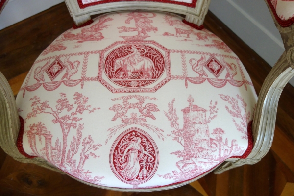 Paire de fauteuils cabriolets d'époque Louis XVI, toile de Jouy rose-rouge