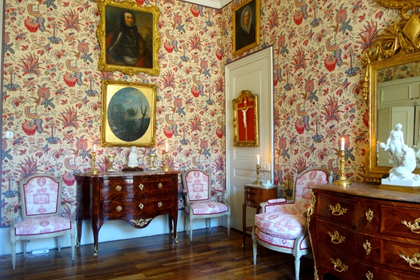 Paire de fauteuils cabriolets d'époque Louis XVI, toile de Jouy rose-rouge