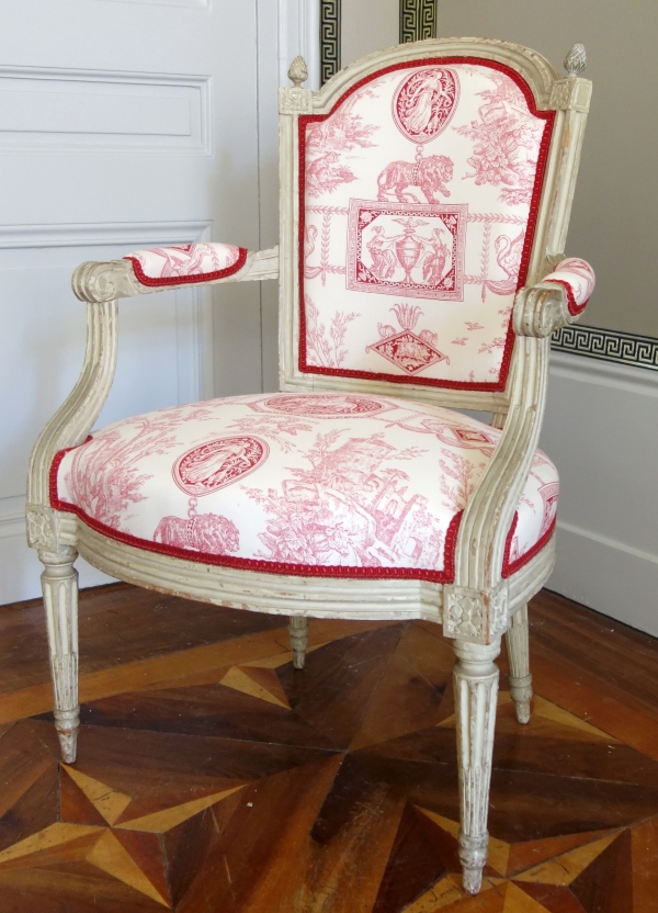 Paire de fauteuils cabriolets d'époque Louis XVI, toile de Jouy rose-rouge