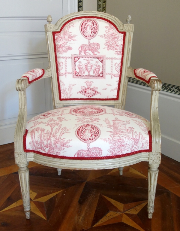 Paire de fauteuils cabriolets d'époque Louis XVI, toile de Jouy rose-rouge
