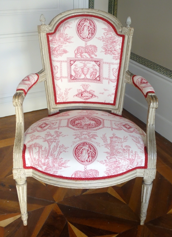 Paire de fauteuils cabriolets d'époque Louis XVI, toile de Jouy rose-rouge