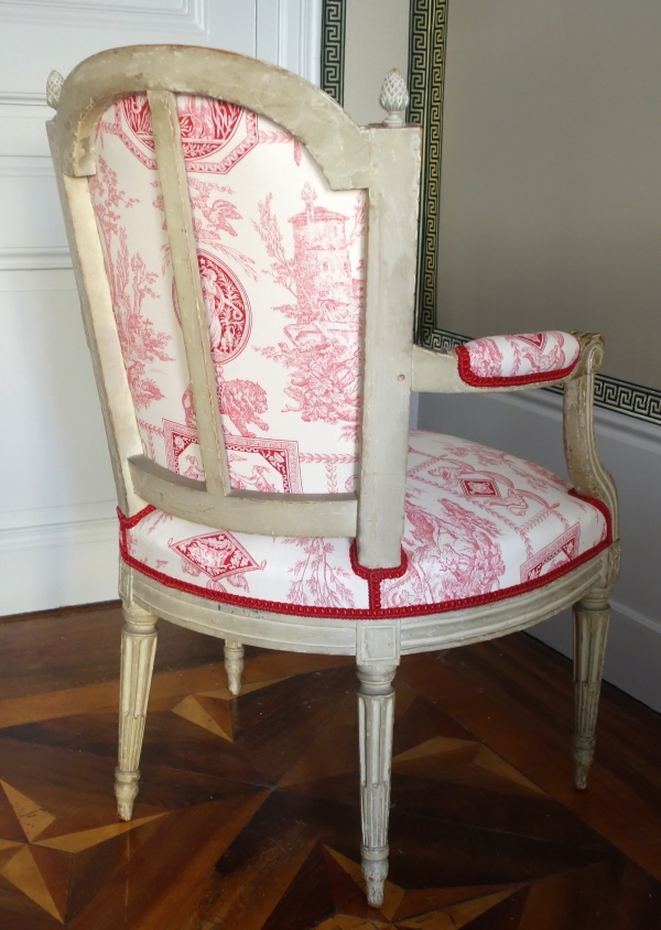 Paire de fauteuils cabriolets d'époque Louis XVI, toile de Jouy rose-rouge