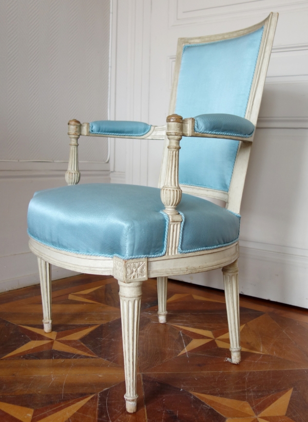 Paire de fauteuils cabriolets d'époque Louis XVI, cannetille de soie bleu