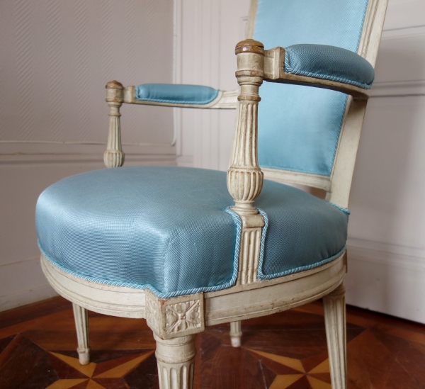 Paire de fauteuils cabriolets d'époque Louis XVI, cannetille de soie bleu