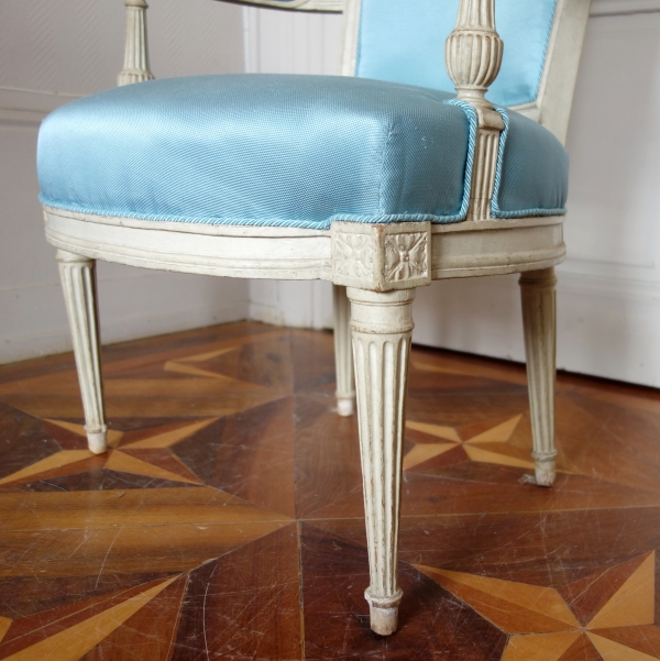 Paire de fauteuils cabriolets d'époque Louis XVI, cannetille de soie bleu