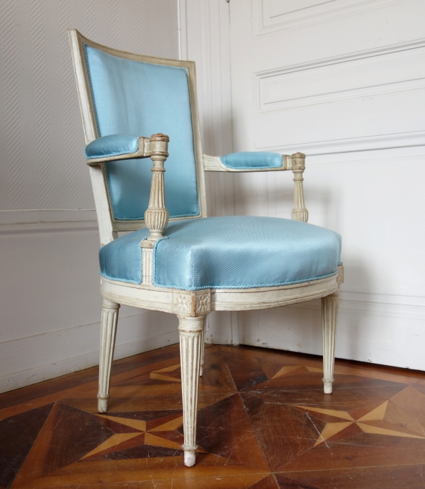 Paire de fauteuils cabriolets d'époque Louis XVI, cannetille de soie bleu