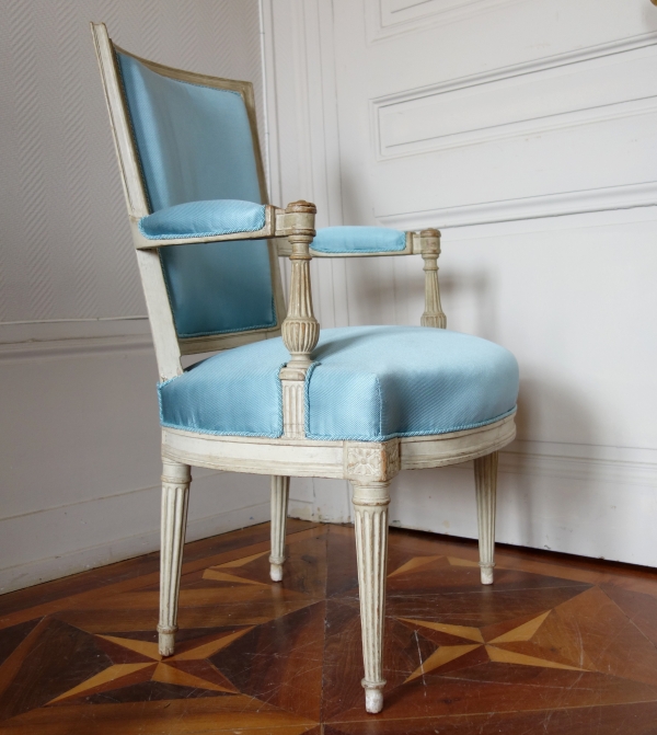 Paire de fauteuils cabriolets d'époque Louis XVI, cannetille de soie bleu