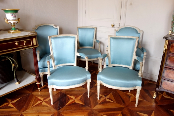 Paire de fauteuils cabriolets d'époque Louis XVI, cannetille de soie bleu