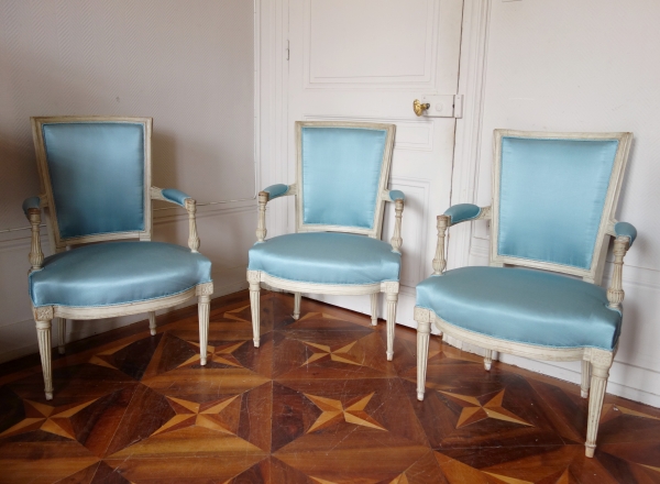 Paire de fauteuils cabriolets d'époque Louis XVI, cannetille de soie bleu