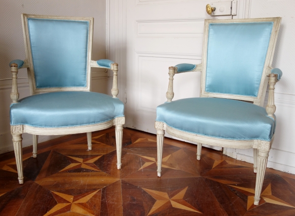 Paire de fauteuils cabriolets d'époque Louis XVI, cannetille de soie bleu