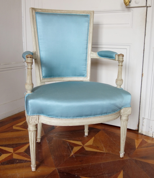 Paire de fauteuils cabriolets d'époque Louis XVI, cannetille de soie bleu