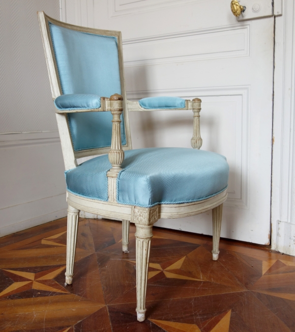 Paire de fauteuils cabriolets d'époque Louis XVI, cannetille de soie bleu