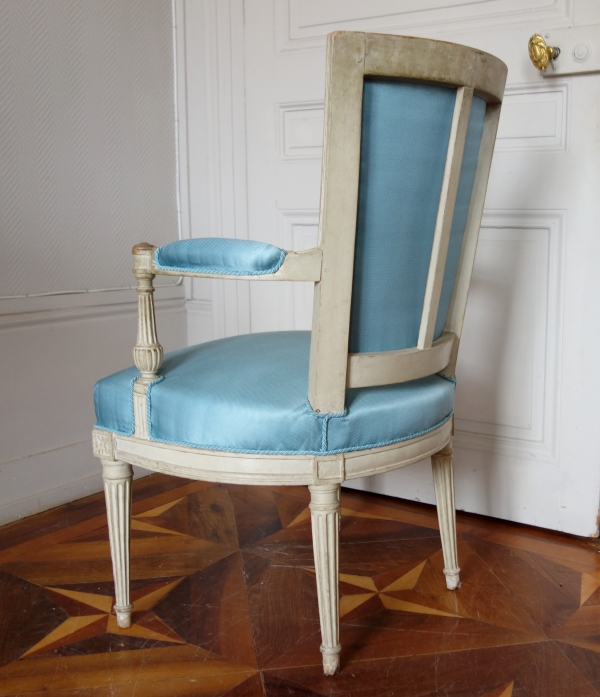 Paire de fauteuils cabriolets d'époque Louis XVI, cannetille de soie bleu