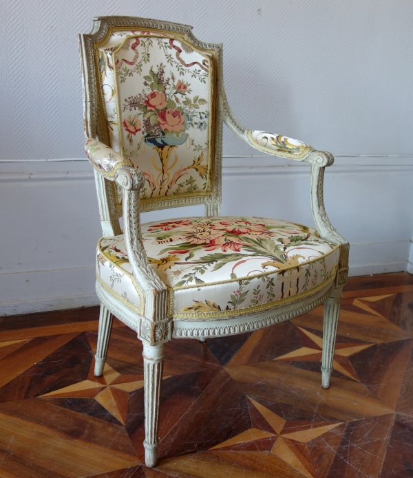 Claude Séné : paire de fauteuils cabriolets Louis XVI estampillés - lampas de soie Tassinari et Chatel