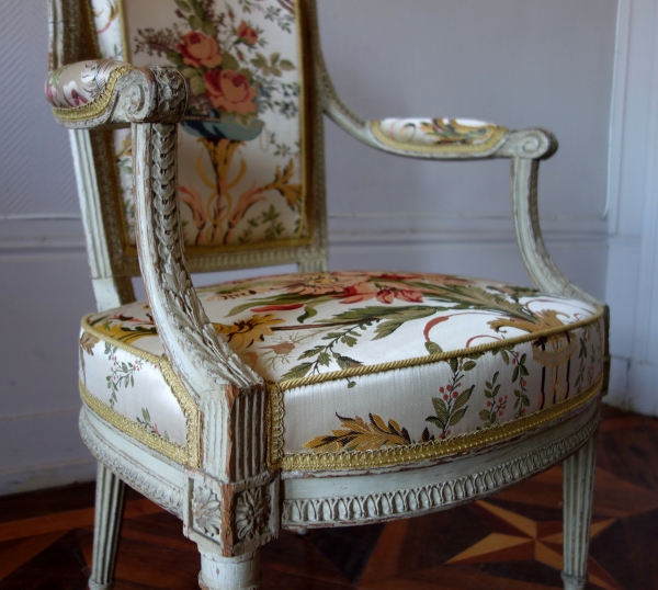 Claude Séné : paire de fauteuils cabriolets Louis XVI estampillés - lampas de soie Tassinari et Chatel