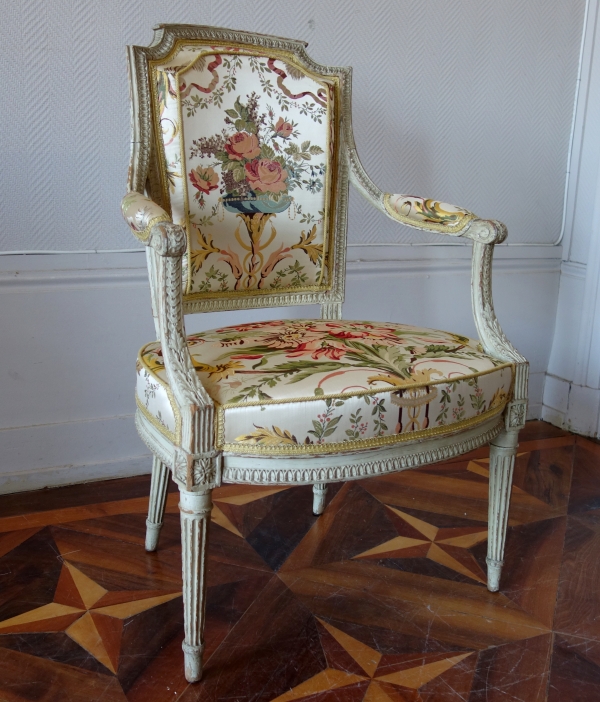 Claude Séné : paire de fauteuils cabriolets Louis XVI estampillés - lampas de soie Tassinari et Chatel