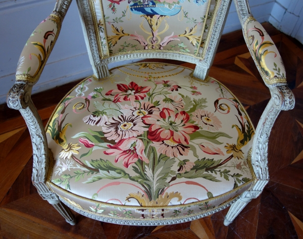 Claude Séné : paire de fauteuils cabriolets Louis XVI estampillés - lampas de soie Tassinari et Chatel