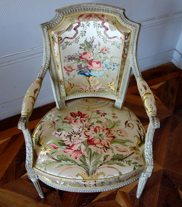 Claude Séné : paire de fauteuils cabriolets Louis XVI estampillés - lampas de soie Tassinari et Chatel